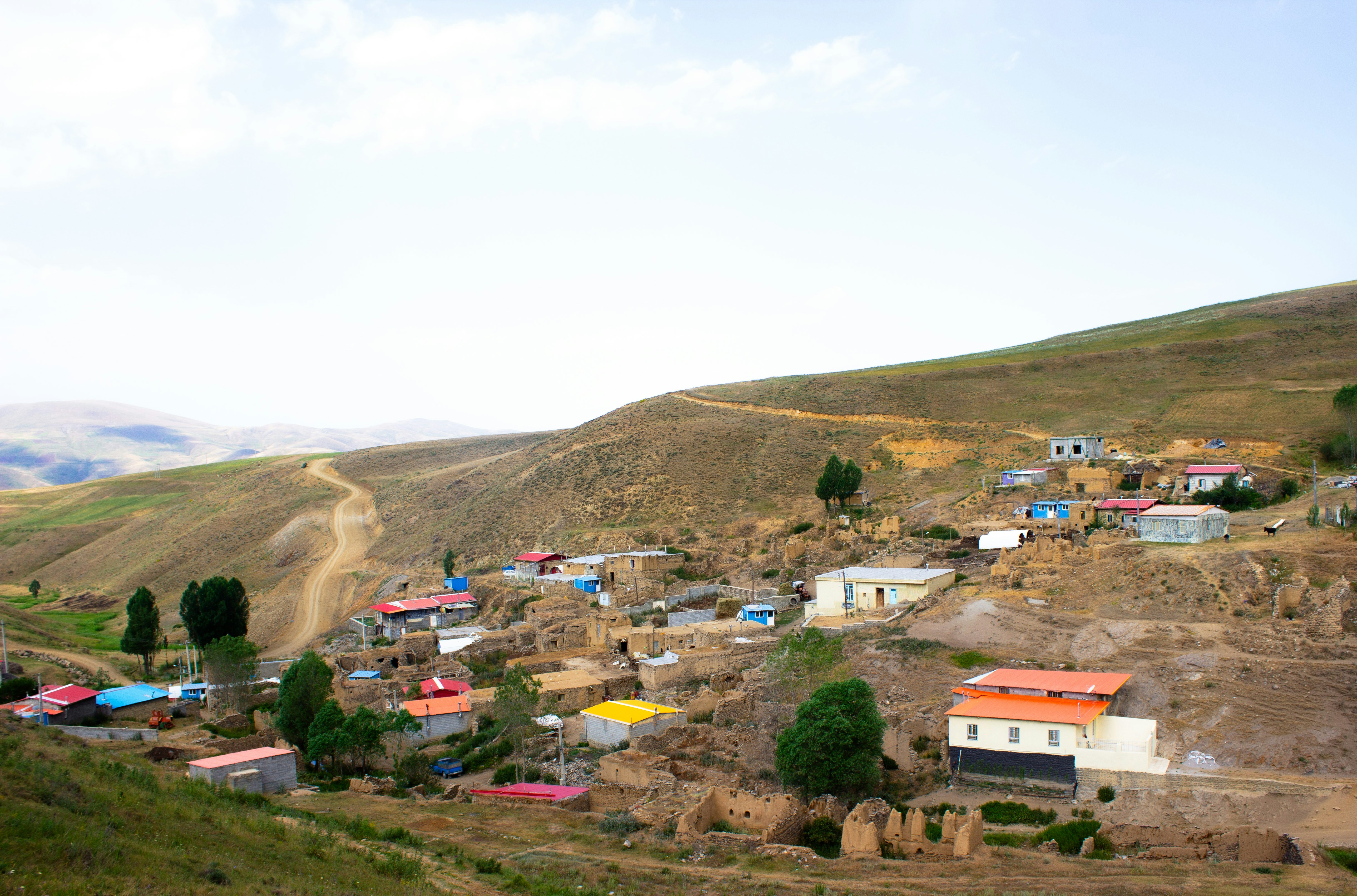 Petit village niché dans des collines rurales