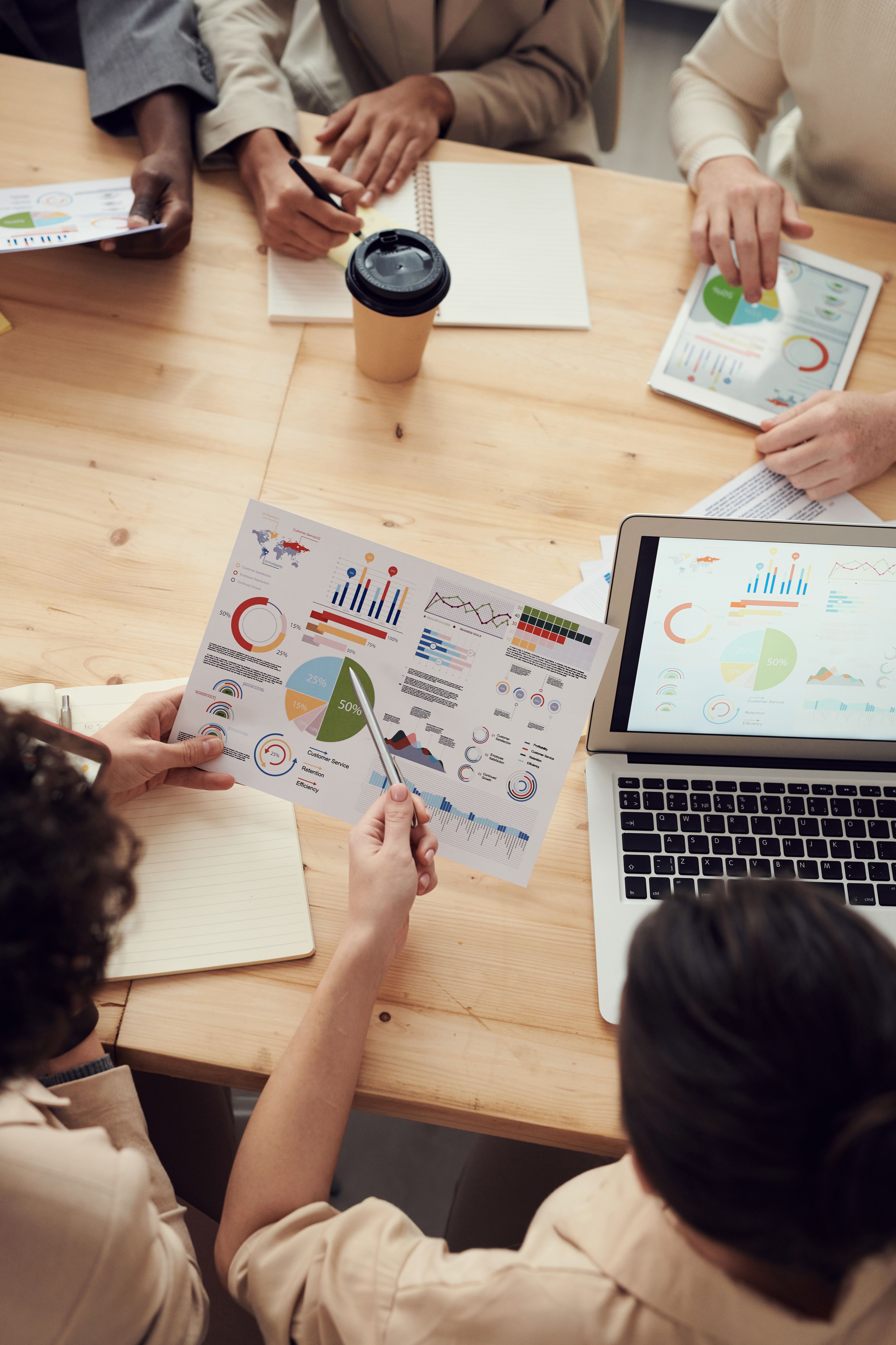 Équipe travaillant ensemble sur l\u2019analyse de données